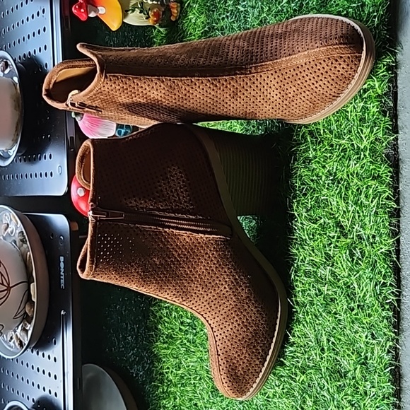 Soda Cognac Brown Heeled Bootie size 9 - Picture 3 of 6